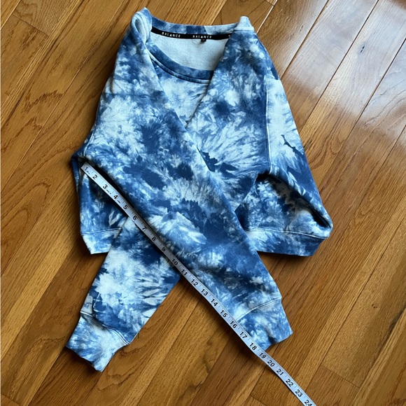 Balance Athletica (now VITALITY) Cropped Blue/White Tie Dye Sweatshirt Medium - Picture 4 of 7